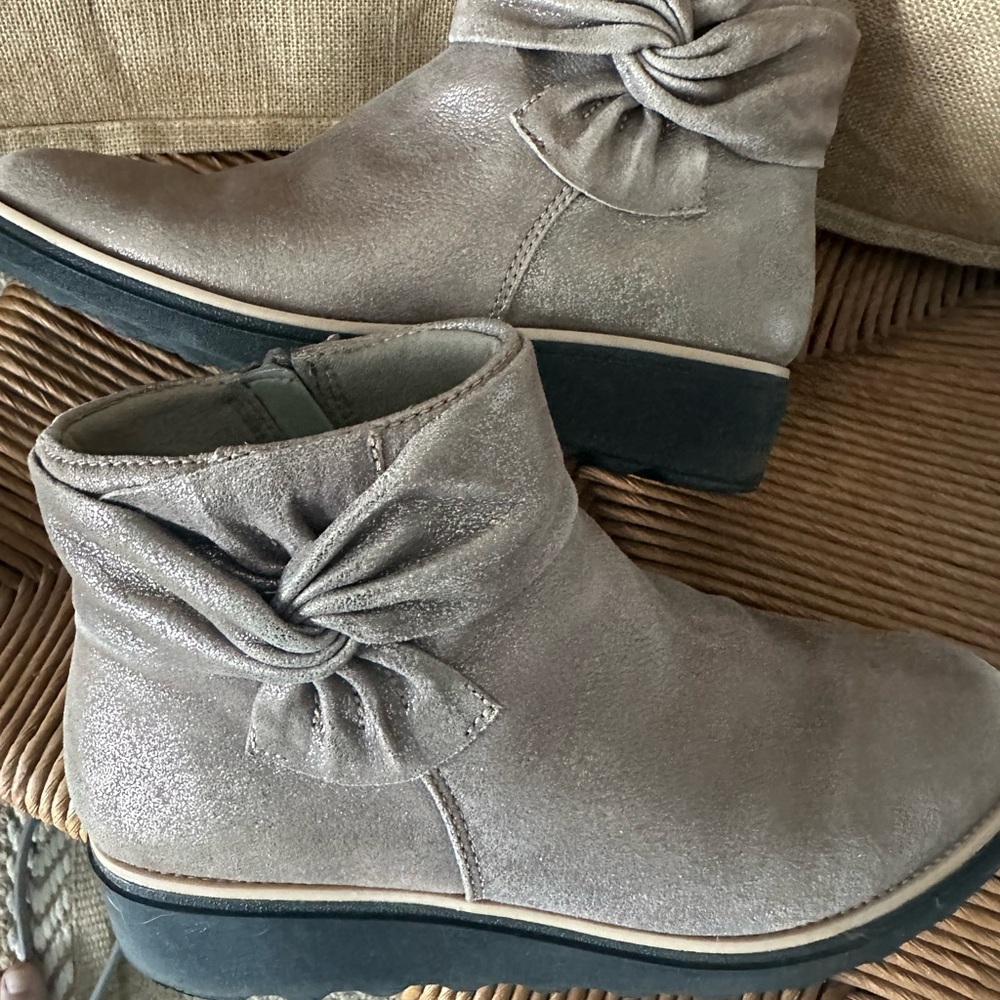 Tan Ankle Boots with Chunky Heel and Slouchy Design